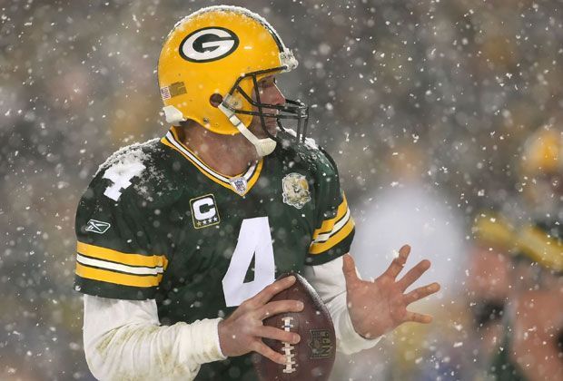 
                <strong>Green Bay Packers: Brett Favre</strong><br>
                Brett Favre hält nach wie vor den Rekord für die meisten Touchdown-Pässe in der NFL. Der Quarterback ist bei den Green Bay Packers aufgrund seiner riskanten Spielweise und seiner Art eine absolute Legende. Sollte Aaron Rodgers sein Spiel-Niveau halten, dürfte er Favre als besten Packers-Quarterback ablösen.
              