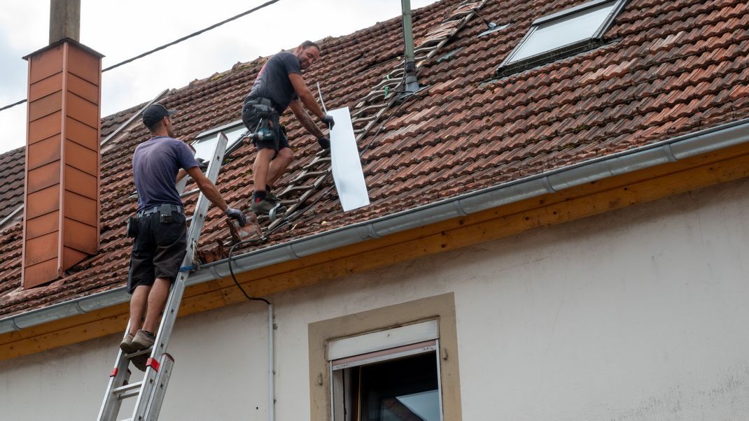Ob nun das Dach neu eingedeckt, die Fassade gedämmt oder die Heizung ausgetauscht werden muss – die Kosten können enorm sein.