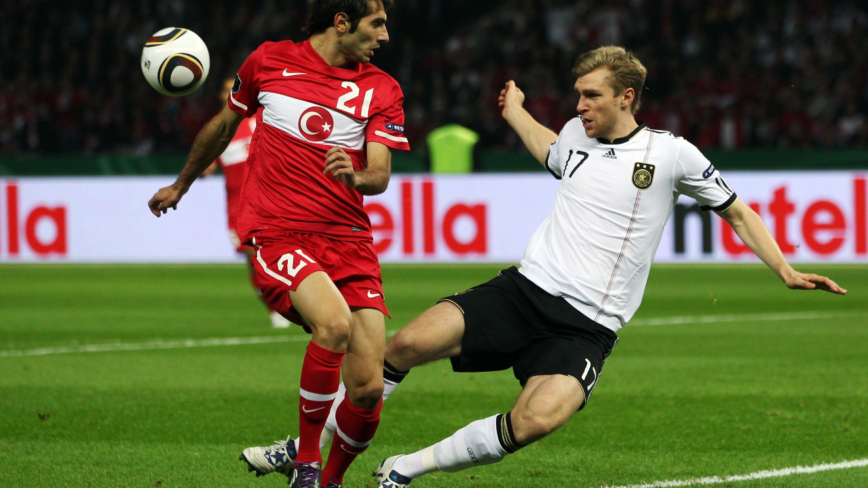 <strong>Abwehr: Per Mertesacker</strong><br>Im Abwehrzentrum verteidigte 1,98-Meter-Hüne Per Mertesacker gegen Halil Altintop und Co. Auch er war, wie Neuer und Lahm, später eine Schlüsselfigur auf dem Weg zum WM-Titel 2014. Nach dem Triumph von Rio de Janeiro beendete Mertesacker seine Nationalmannschafts-Karriere.&nbsp;