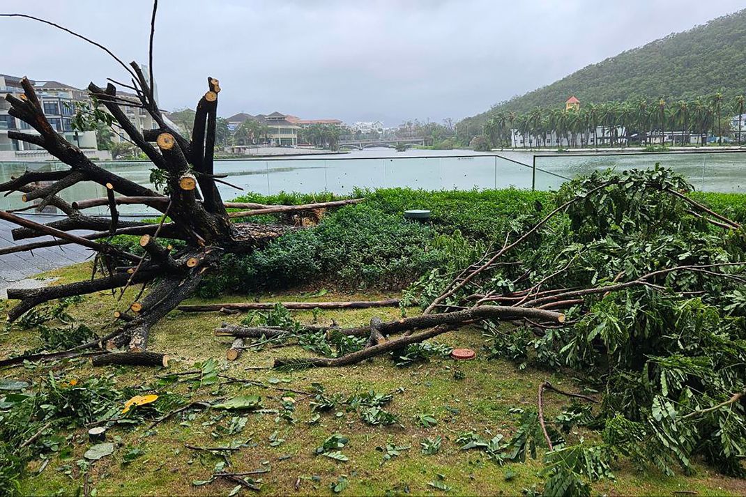 Auf einer chinesischen Insel hinterlässt Taifun "Kajiki" schon eine Schneise der Verwüstung.