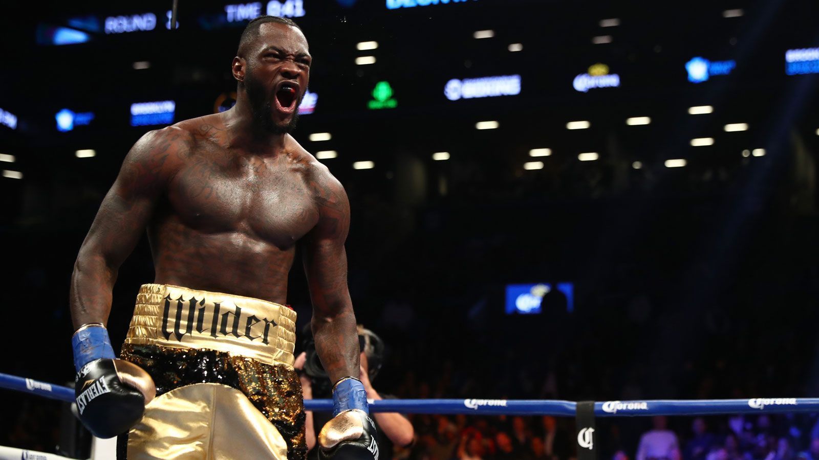 
                <strong>Deontay Wilder (USA)</strong><br>
                Nachdem Wunschgegner Deontay Wilder seinen WM-Titel zuletzt durch ein umstrittenes Unentschieden gegen Rückkehrer Tyson Fury verteidigen konnte, liebäugelt der selbsternannte "Baddest Man on the Planet" mit einem Rückkampf. Da auch Fury nicht abgeneigt ist, sieht es für einen Vereinigungskampf mit Joshua am 13. April nicht gut aus.
              