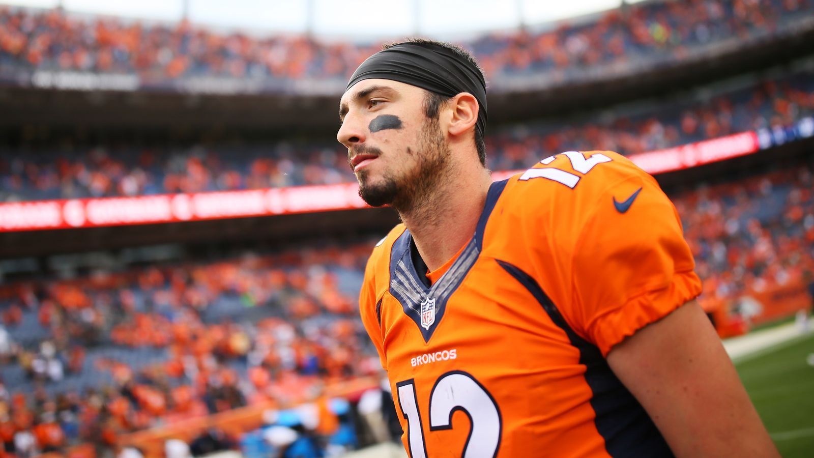 
                <strong>Paxton Lynch</strong><br>
                Der einzige Quarterback, der von John Elway in der ersten Runde gedraftet wurde. Mit dem 26. Pick kam Paxton Lynch 2016 nach Denver und durfte in seiner Rookie-Saison zwei Mal starten. In der Folgesaison kam er ebenfalls zu zwei Einsätzen, konnte sich mit zwei Touchdowns bei drei Interceptions allerdings nicht für weitere Einsätze anbieten. Vor der Saison 2018/2019 wurde er entlassen, weil er sich in der Pre-Season nicht gegen Chad Kelly um die Rolle als Backup-Quarterback durchsetzen konnte. Aktuell steht er bei den Seattle Seahawks unter Vertrag. 
              