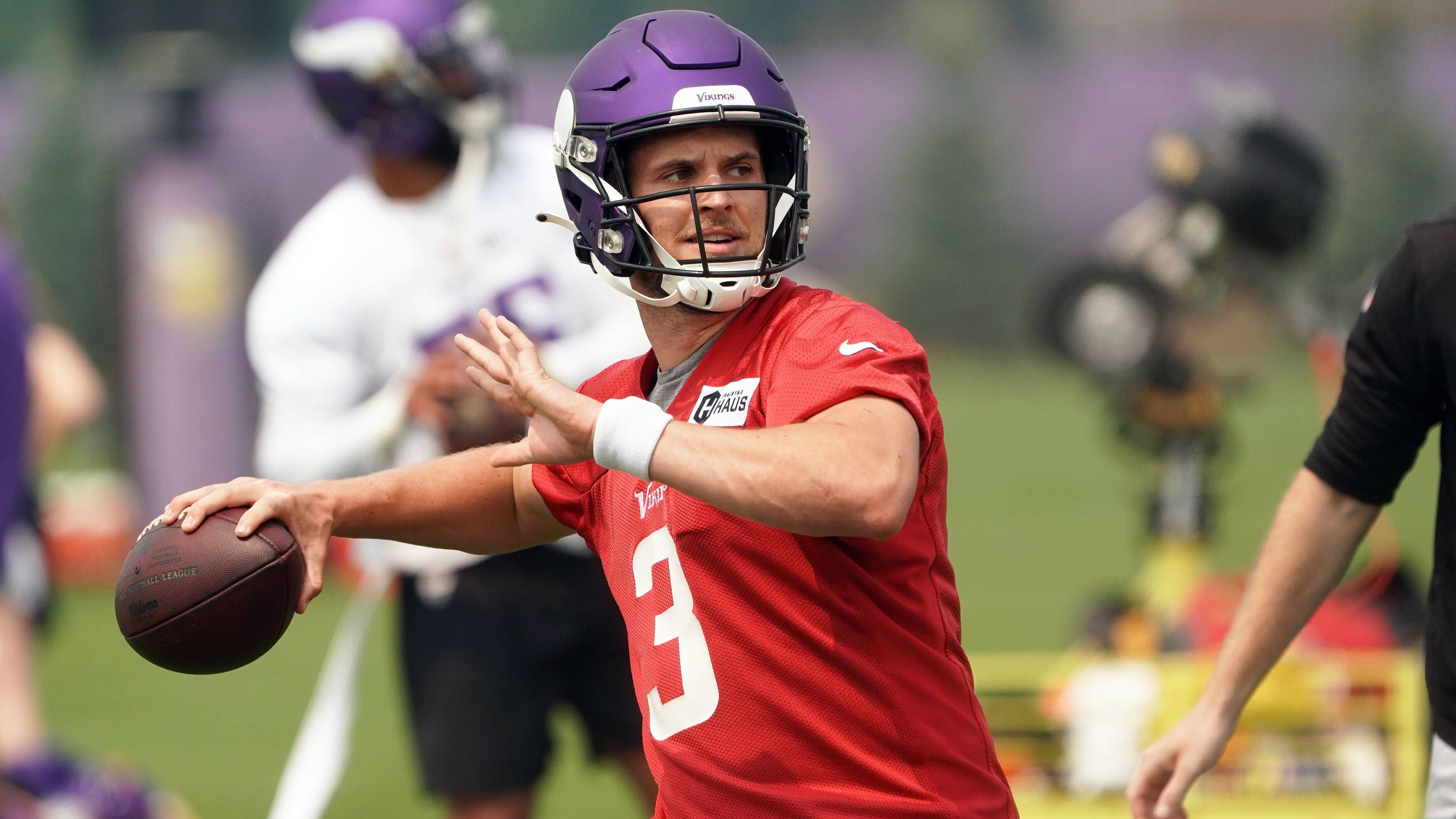 <strong>Jake Browning: Vom Undraftet Free Agent zum Starter?<br></strong>In seiner College-Karriere war Browning vier Jahre Starting Quarterback der Washington Huskies, bevor er 2019 als Undraftet Free Agent den Sprung in die NFL schaffte - zunächst im Practice Squad der Minnesota Vikings. 2019 wechselte Browning zu den Bengals, auch hier blieb er bis 2022 im Practice Squad. In diesem Sommer gelang dann der "Durchbruch"...