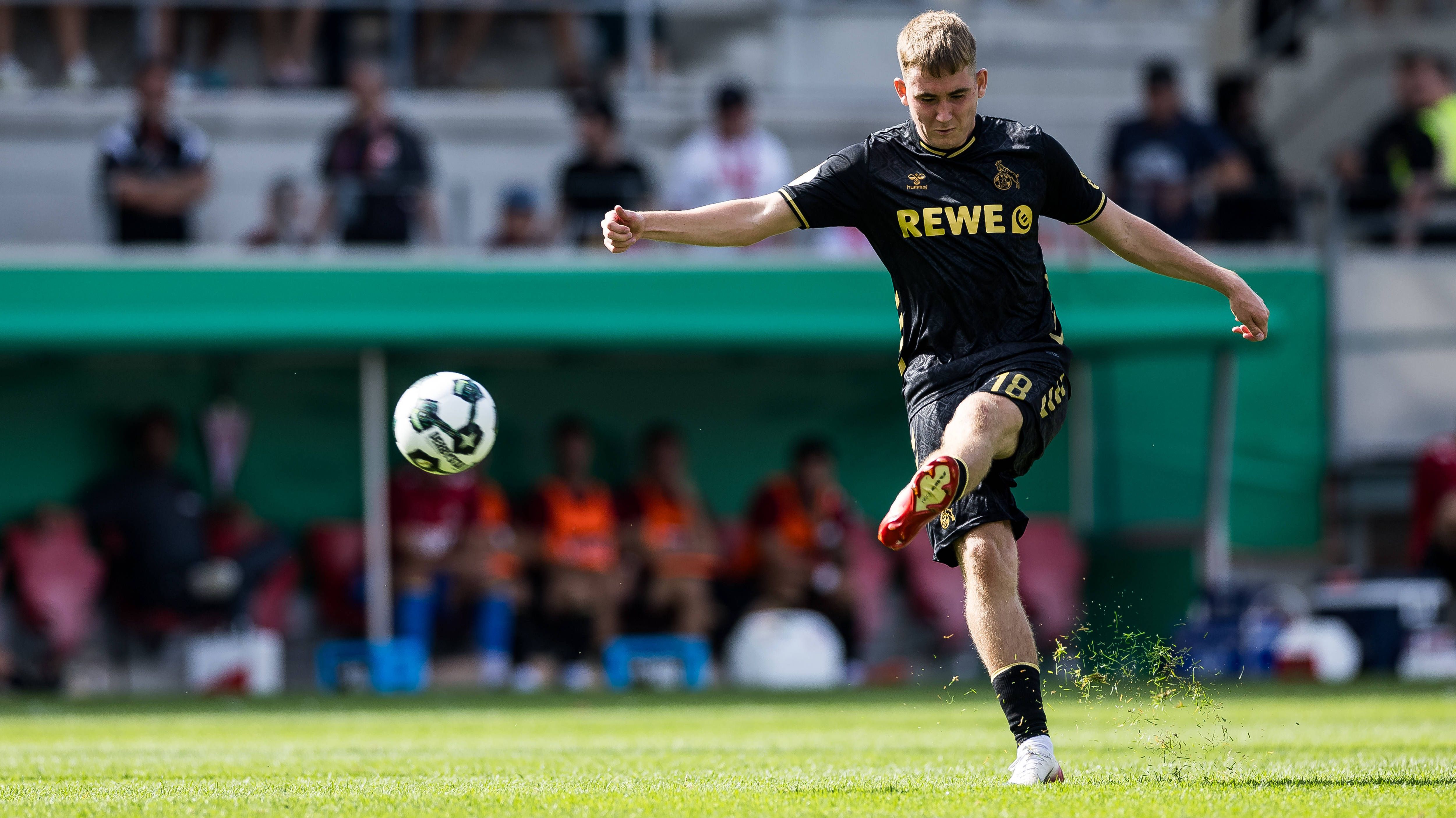 <strong></strong><strong>Ísak Jóhannesson (für 5,5 Millionen Euro von Fortuna Düsseldorf zu Köln)</strong><br>Den wichtigsten Transfer für Köln auszuwählen, war nicht leicht: Ache, van den Berg oder Bülter hätten allesamt gepasst. Am Ende fiel die Wahl jedoch auf Jóhannesson, der sich als Neuzugang schon direkt als Stammspieler etabliert hat. Der Isländer soll das Kölner Spiel lenken und zugleich immer wieder offensive Akzente setzen - wie bei seinem späten Siegtor im DFB-Pokal in Regensburg.