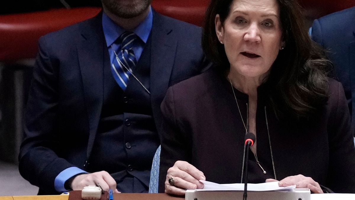 24.03.2025, USA, New York: Die UN-Botschafterin der USA, Dorothy Shea, spricht während einer Sitzung des Sicherheitsrats der Vereinten Nationen.