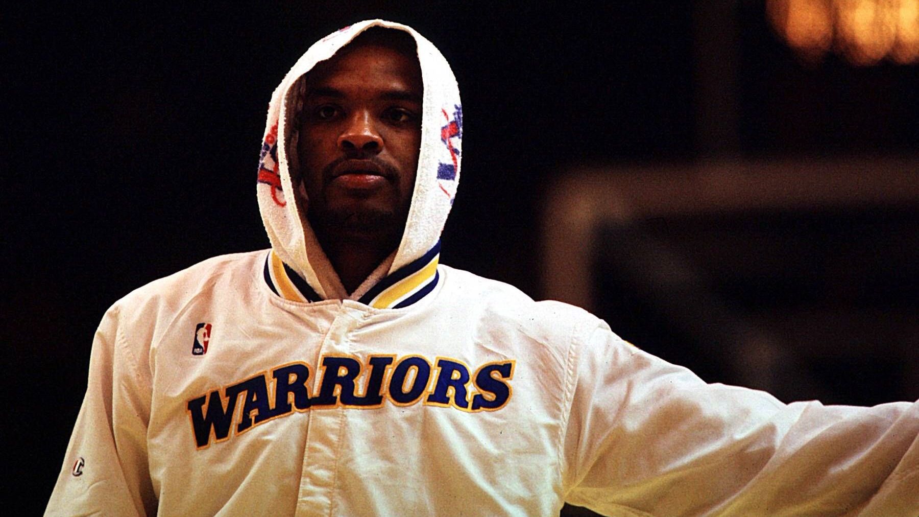 <strong>Latrell Sprewell - 68 Spiele</strong><br>Was man als NBA-Spieler nicht machen sollte? Seinen Trainer (in diesem Fall&nbsp;P. J. Carlesimo) bedrohen, würgen und schlagen! Genau das tat Latrell Sprewell 1997 aber. Zunächst wurde der viermalige All-Star für zehn Spiele gesperrt. Nachdem die Warriors ihn entließen, wurde seine Sperre auf ein Jahr verlängert. Später wurde sie wieder nach einem Einspruch auf 68 Partien verkürzt.