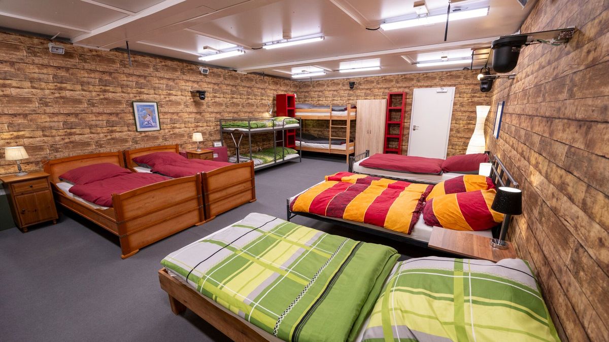 Das Schlafzimmer von "Promi Big Brother" 2023 wird geteilt.