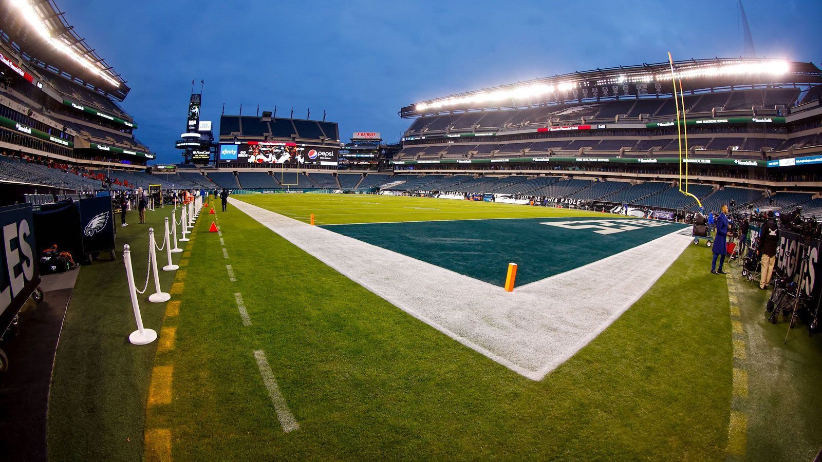 
                <strong>Philadelphia Eagles: Lincoln Financial Field</strong><br>
                Bester Name laut ChatGPT: "Winged Haven"
              