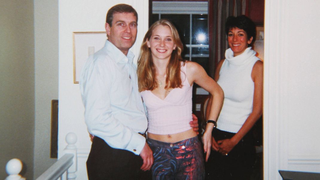 Prince Andrew legt den Arm um Virginia Giuffre, damals noch Roberts. Das Bild von vermutlich 2001 zeigt im Hintergrund auch Jeffrey Epsteis Partnerin Ghislaine Maxwell. 