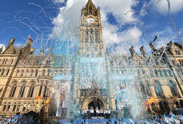 
                <strong>Blaues Wunder für Manchester City</strong><br>
                In einer lange Zeit dramatischen Saison sichert sich Manchester City den Meistertitel in England. Jetzt haben die Fans ihre Elf der Premier-League-Saison gewählt. Dabei stehen die Citizens überhaupt nicht hoch im Kurs - kein einziger Meisterspieler schafft den Sprung ins Team.
              
