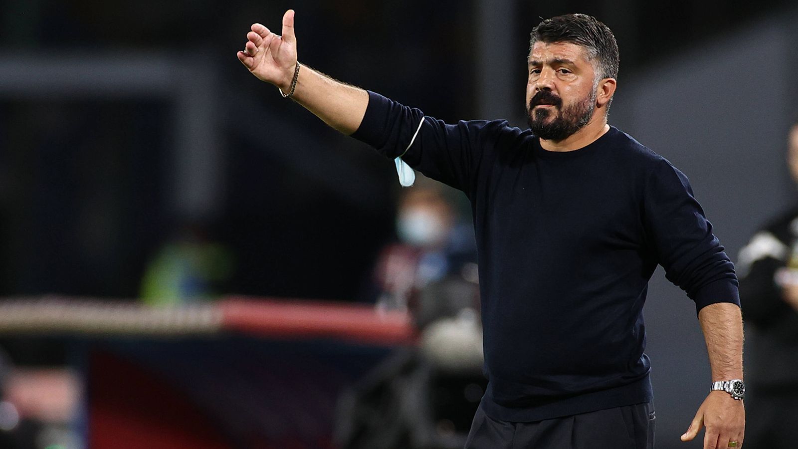 
                <strong>Gennaro Gattuso (SSC Neapel)</strong><br>
                Gleiche Liga, gleiches Problem. Gattuso steht erst seit Dezember 2019 an der Seitenlinie der Neapolitaner und hat in dieser Zeit bereits Höhen und Tiefen erlebt. In der letzten Saison nur Platz sieben und damit die Qualifikation zur Europa League. Jetzt sieht es wieder besser aus - 14 Punkte aus sieben Spielen und Platz drei. Gehören Gattuso und Neapel vielleicht doch die Zukunft?
              