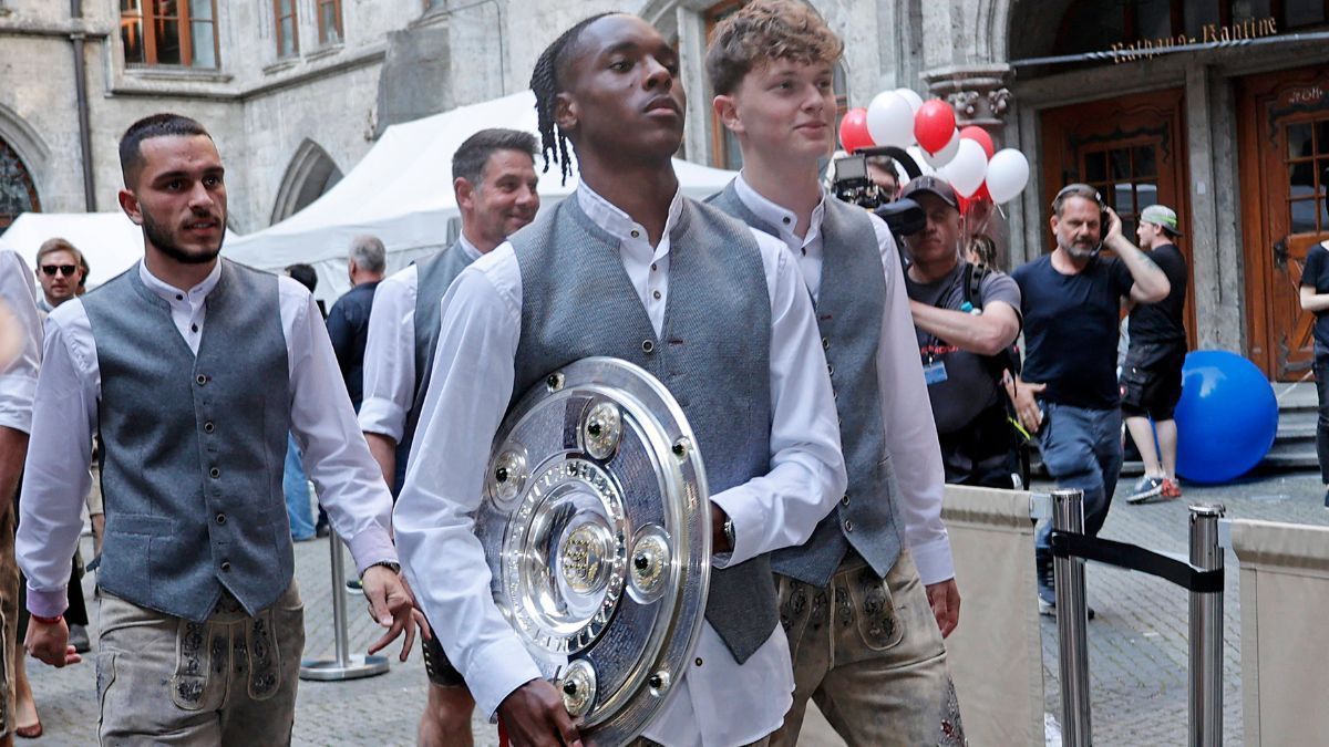 
                <strong>Mathys Tel und Paul Wanner</strong><br>
                Die beiden Jungstars dürfen die Schale am Marienplatz auf den Balkon hochbringen.
              