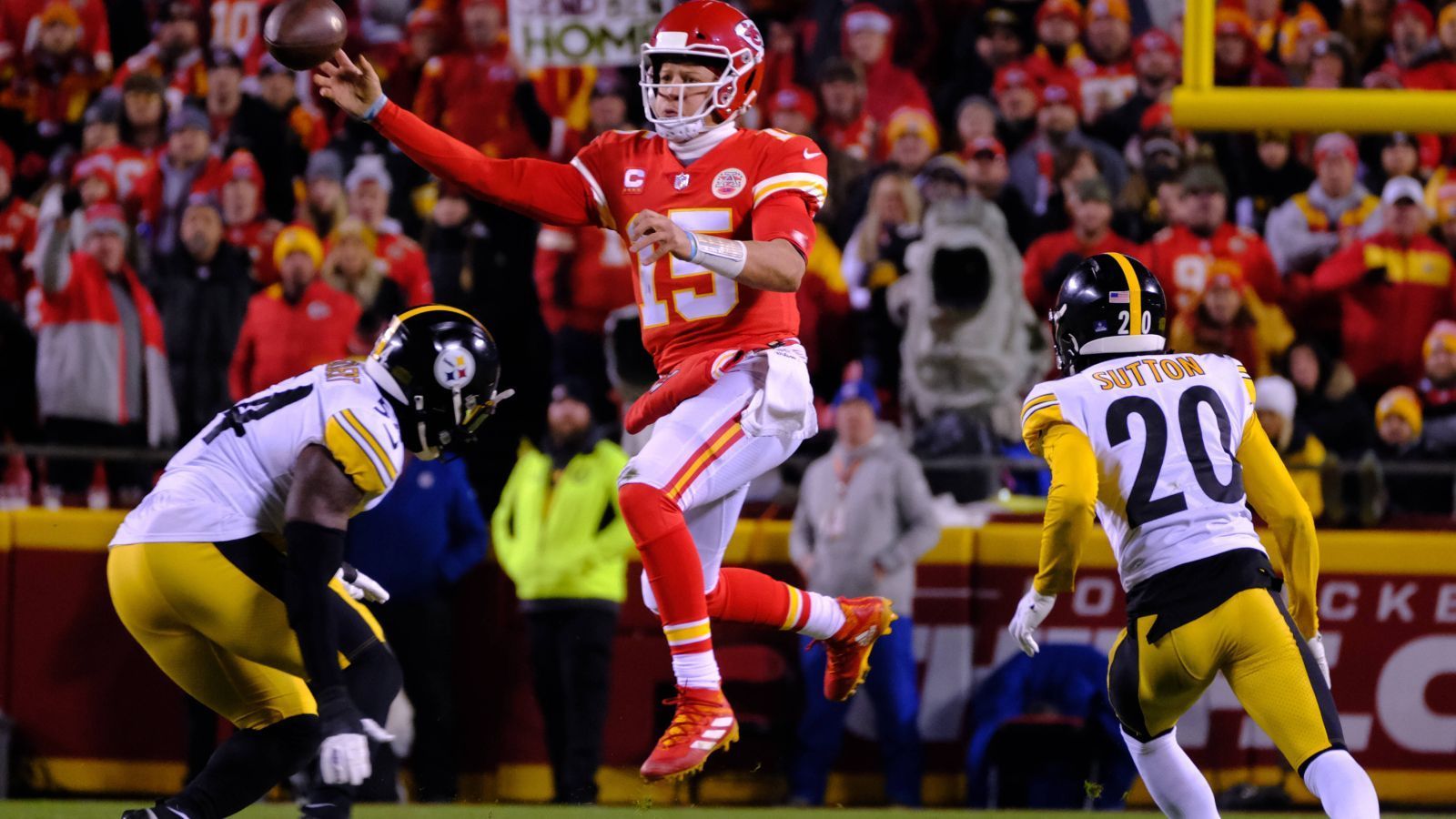 
                <strong>Stärke der Kansas City Chiefs: Spielzüge verlängern</strong><br>
                Der Star der Kansas City Chiefs ist beinahe logischerweise die größte Stärke des Teams: Patrick Mahomes. Damit ist allerdings nicht nur sein starker Arm oder sein hohes Spielverständnis gemeint, sondern auch seine Fähigkeit, Spielzüge zu verlängern. Bei der vergangenen Partie gegen die Buffalo Bills drehte sich Mahomes etliche Male schon aus einer kollabierenden Pocket heraus, um entweder einen freien Mann zu finden, oder selbst Yards zu erlaufen. Für Defensive Linemen, die mit seiner Geschwindigkeit kaum mithalten können, kann das auf Dauer frustrierend sein.
              