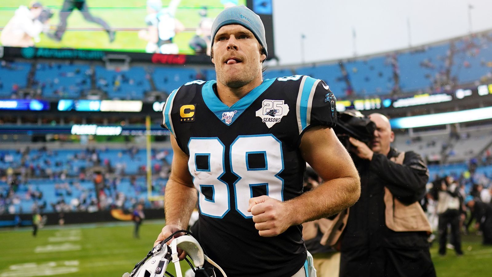 
                <strong>Greg Olsen, noch aktiv</strong><br>
                Greg Olsen macht sich schon während seiner aktiven Zeit Gedanken um seinen weiteren Berufsweg nach der NFL-Karriere. Während der Saison 2019 nutzte er unter anderem die Bye-Week der Carolina Panthers, um als Gaskommentator ein NFL-Spiel bei "Fox" zu kommentieren. Nach dem Ende der vergangenen Saison kommentierte er auf selbigem Sender mehrere XFL-Spiele und erntete dafür viel positives Feedback. Sowohl "Fox" als auch "ESPN" wollten Olsen offenbar schon im letzten Jahr als permanenten Experten verpflichten. Wenn der neue Tight End der Seattle Seahawks dem Spielfeld den Rücken kehrt, dürften die Sender Schlange stehen. 
              