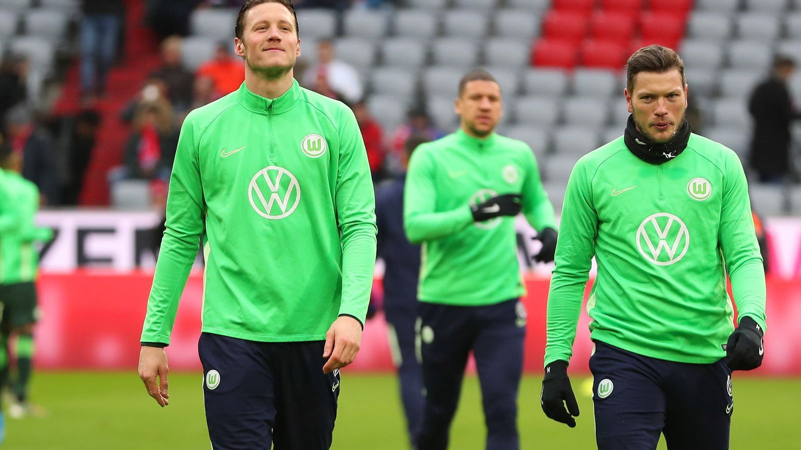 
                <strong>VfL Wolfsburg</strong><br>
                Daniel Ginczek und Wout Weghorst sind sich nicht grün, was sich bereits durch die ganze Vorbereitung zog. Der Disput bedeutet Brisanz, auch wenn man sich angeblich ausgesprochen hat. Weghorst hat mit einer negativen Körpersprache Fragezeichen aufgeworfen. Generell konstatieren Beobachter, dass trotz des internationalen Geschäfts die Euphorie fehlt - eine gefährliche Mischung.
              