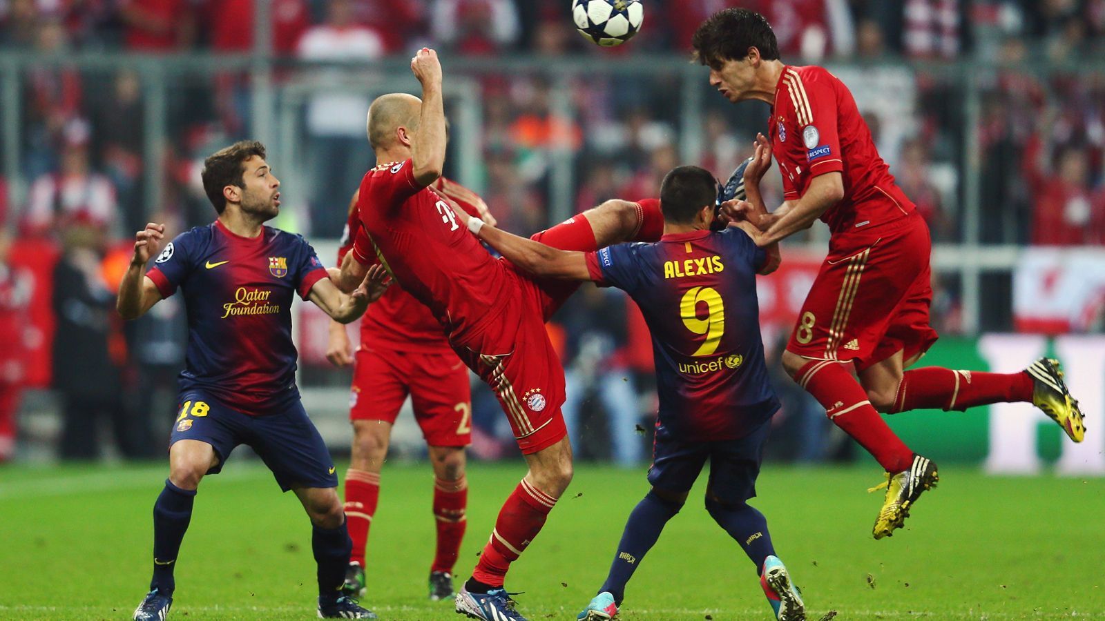 
                <strong>Javi Martinez</strong><br>
                Als Javi Martinez (re.) 2012 in die Bundesliga wechselte, war das Aufsehen riesengroß. Denn die Münchner zahlten damals die ligaweite Rekordablösesumme von 40 Millionen Euro für den Defensivspieler aus Spanien. Der damals bereits als Welt- und Europameister hochdekorierte Baske machte mit dem Titelsammeln in München gleich weiter, denn schon in seinem ersten Jahr an der Säbener Straße kam das Triple dazu. 232 Pflichtspiele bestritt Martinez bis heute für die Bayern, doch derzeit ist fraglich, ob noch allzu viele dazukommen. Laut "Sportbild" gilt der 31-Jährige nämlich trotz Vertrages bis 2021 als wahrscheinlicher Verkaufskandidat der Münchner für den Sommer. Zuletzt wurde etwa über einem mögliche Martinez-Rückkehr zu seinem Ex-Klub Athletic Bilbao spekuliert. 
              