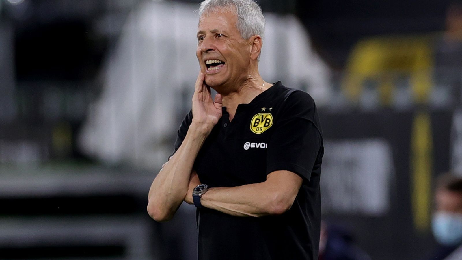 
                <strong>Favre verzweifelt</strong><br>
                Ende Oktober kommen sie wieder, die Vorwürfe: Lucien Favre ist den Dortmundern immer noch nicht emotional genug, auch wenn er bereits zwei Gelbe Karten kassiert hat. Seine letzte Verzweiflungstat wirkt: Mit Klopp-Maske (mit dem ekstatisch-wütenden Gesichtsausdruck) stürmt er nach dem 2:1 durch Marco Reus in der 92. Minute gegen den FC Bayern Anfang November Richtung Süd und erklimmt den Zaun. Die "Humba" nach Siegen wird von da an obligatorisch und Kult. Da ist den Verantwortlichen auch egal, dass der BVB zwar oben mitspielt, am Ende aber wieder keinen Titel holt.
              