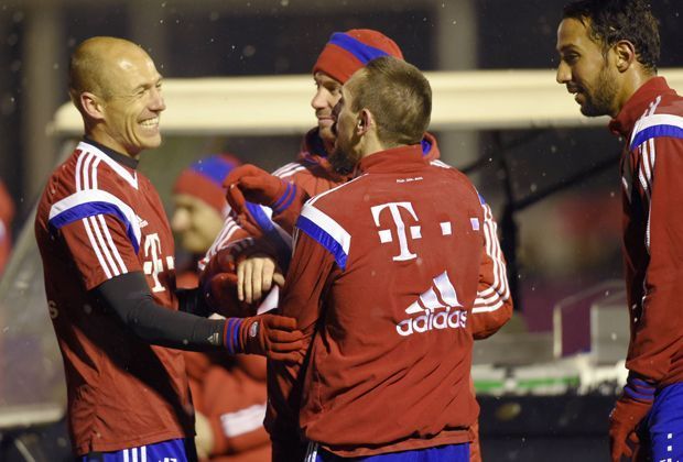 
                <strong>Ansteckende Heiterkeit</strong><br>
                Auch Arjen Robben lässt sich von dem Quell der Heiterkeit anstecken. Medhi Benatia ist da noch etwas zurückhaltend. Ob dem Marokkaner nach dem Heimaturlaub die Temperaturen um die Null-Grad-Grenze doch etwas zu sehr zusetzen?
              
