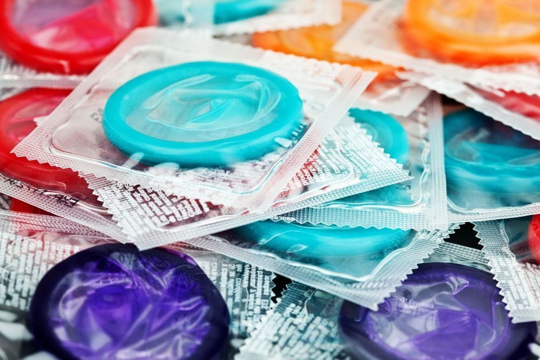 Der große Vorteil von Kondomen: Sie schützen auch vor Geschlechtskrankheiten.