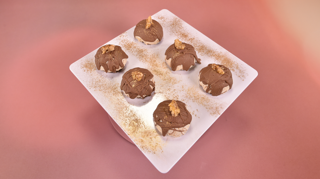 Walnuss-Brownie mit Sauerkirsch-Füllung, Walnuss-Sahne-Creme, Vollmilch-Glasur und karamellisierten Walnüssen