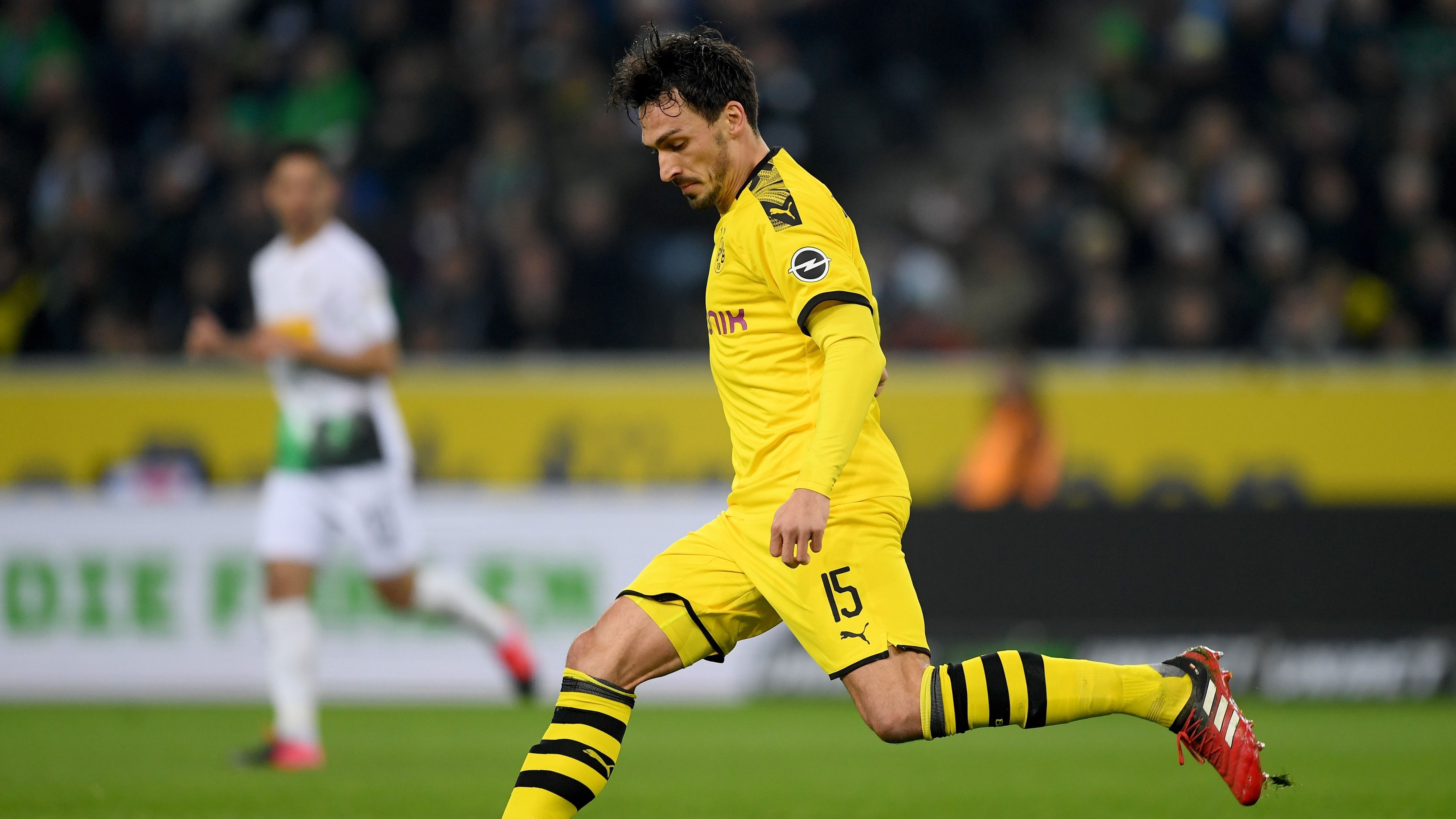 
                <strong>Mats Hummels</strong><br>
                Schöne Grätsche gegen Neymar (7.). Zu Beginn defensiv noch solide, sieht dann beim ersten Gegentreffer aber auch nicht gut aus, als er den Raum im Fünfer ungedeckt lässt, sodass Neymar ganz viel Platz hat. Insgesamt schafft der Abwehr-Boss es nicht, der wackligen Defensivreihe Stabilität zu verleihen ran-Note: 4   
              