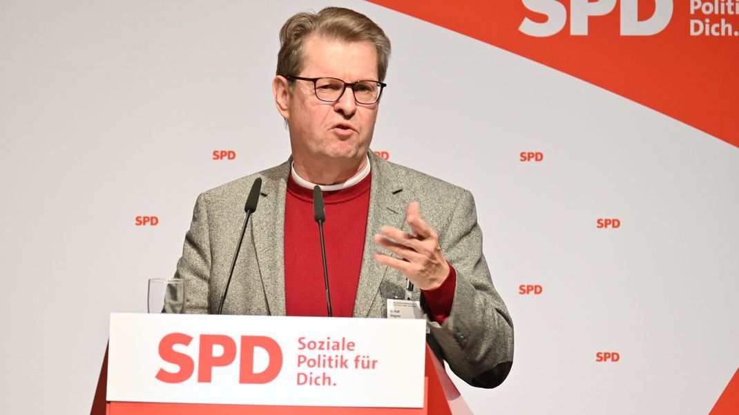 7. Dezember 2024, Neumünster: Ralf Stegner (SPD) bei der Landeswahlkonferenz der SPD Schleswig-Holstein