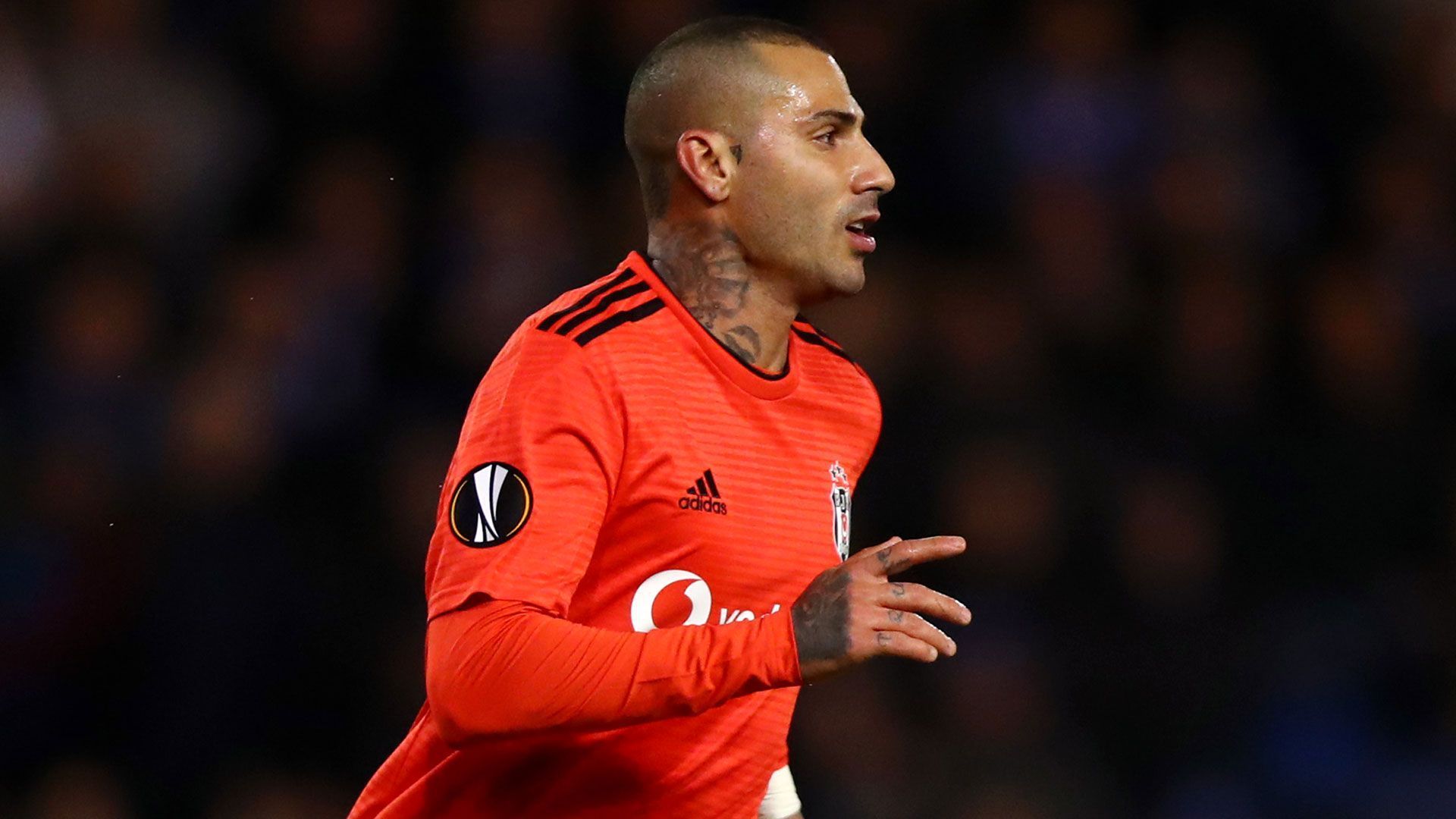 
                <strong>Ricardo Quaresma</strong><br>
                Ricardo Quaresma galt lange Zeit gemeinsam mit Nani und natürlich Cristiano Ronaldo als das hoffnungsvollste Fußballtalent aus Portugal. Mit seinen genialen Außenristpässen weckte Quaresma früh Begehrlichkeiten. Wie Ronaldo verließ der Außenbahnspieler 2003 seinen Ausbildungsverein Sporting Lissabon. Der damals 20-Jährige schloss sich dem FC Barcelona an. In Spanien scheiterte Quaresma grandios und forderte aufgrund seiner geringen Spielzeit die Entlassung von Cheftrainer Frank Rijkaard. Wenig überraschend folgte ein Jahr später die Trennung – allerdings von Quaresma. Der Exzentriker kehrte in seine Heimat zurück. Beim FC Porto lief es dann so gut, dass Quaresma den nächsten Versuch bei einem Topklub wagte, doch auch bei Inter Mailand konnte er sich nie durchsetzen. Nach einigen weiteren Stationen ist Quaresma mit 38 Jahren wieder in Portugal angekommen und lässt seine Karriere derzeit bei Vitoria Guimaraes ausklingen. 
              