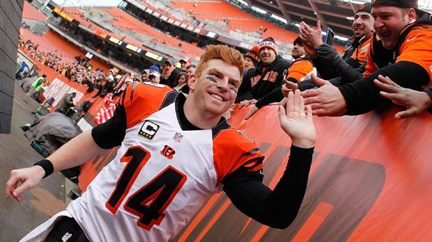 
                <strong>Andy Dalton (Cincinnati Bengals)</strong><br>
                Andy Dalton, Quarterback (Cincinnati Bengals): Auch der Höhenflug der Bengals wird hauptsächlich mit einem Namen in Verbindung gebracht: Andy Dalton. "The Red Rifle" weist das beste Rating aller Quarterbacks auf, das Verhältnis von 25 TD-Pässen bei nur 6 Interceptions gehört unter die Top 5 der Liga. Zudem nimmt er, wenn es sein muss, auch Schmerzen in Kauf und erläuft die fehlenden Yards. Bei 57 Läufen gelangt er dreimal in die Endzone.
              