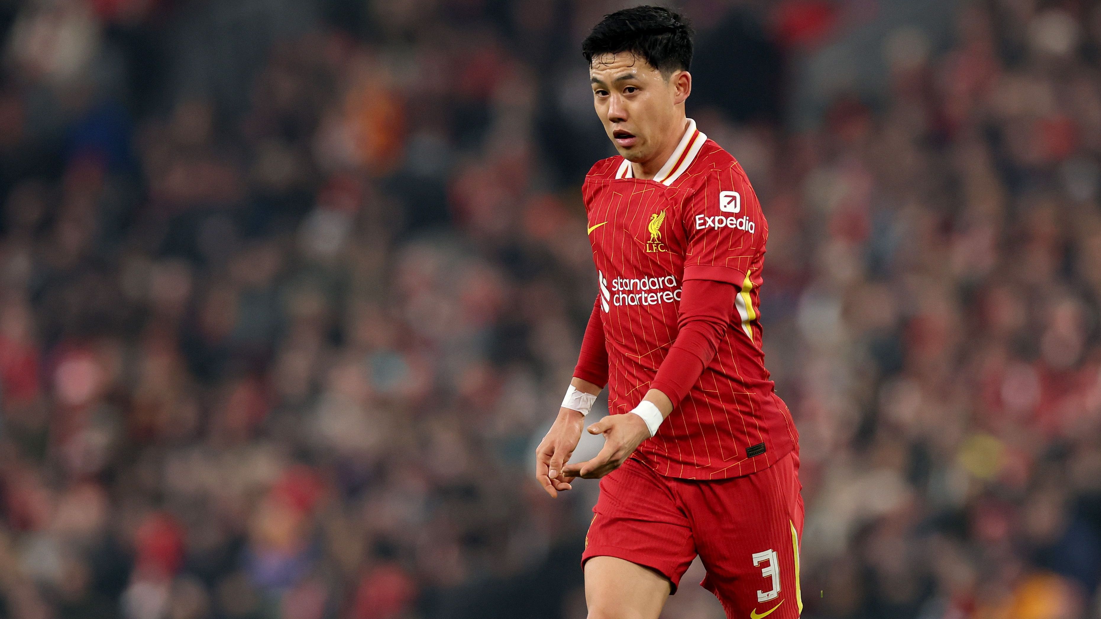 <strong>Wataru Endo (FC Liverpool)</strong><br>Eintracht Frankfurt könnte im Sommer 2025 laut "Bild" einen alten Bekannten zurück in die Bundesliga holen: Wataru Endo. Dem Bericht nach arbeiten die Hessen an der Verpflichtung des 32-jährigen Japaners, der künftig den routinierten Anführer geben könnte. Endos Vertrag beim FC Liverpool läuft noch bis 2027. In Frankfurt könnte Endo künftig den Kaderplatz von Mahmoud Dahoud einnehmen, der dem Bericht nach nur noch eine untergeordnete Rolle in den Planungen spielen soll.