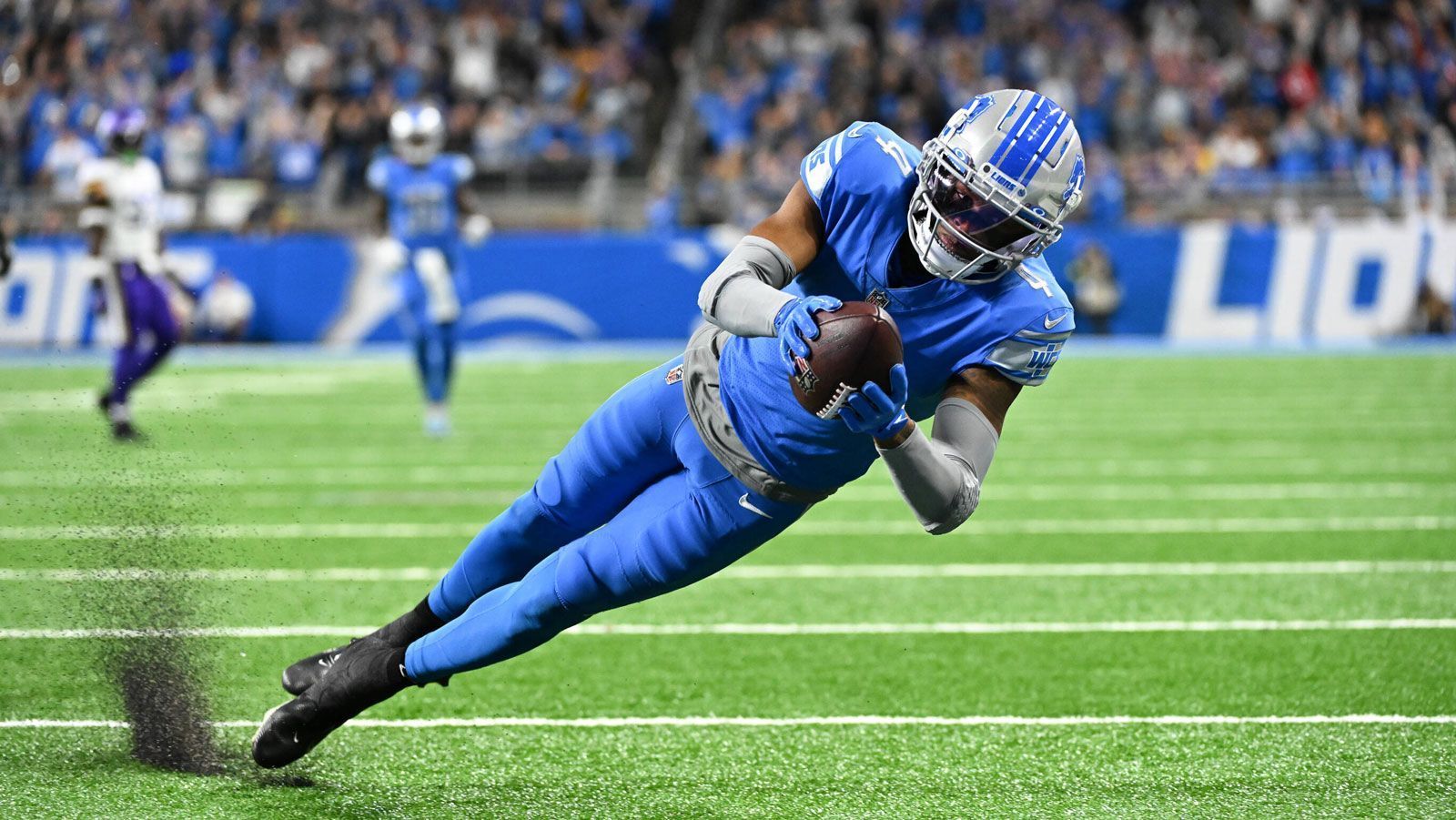 
                <strong>Lions-Receiver vs. Packers-Secondary</strong><br>
                Das Arsenal an Passempfängern auf Seiten der Lions hat es in sich. Amon-Ra St. Brown, D.J. Chark (im Bild) und Jameson Williams bedienen die gesamte Bandbreite an verschiedenen Receiver-Typen und bieten Quarterback Jared Goff eine Menge Spielraum. St. Brown ist mit seiner Physis über die Mitte des Feldes enorm schwierig zu greifen, Chark kann aufgrund seiner Maße Outside gewinnen und Williams stellt mit seinem Speed eine enorme vertikale Bedrohung dar. Es braucht eine gute Leistung der Packers-Secondary, um das Lions-Passspiel auszuhebeln.
              