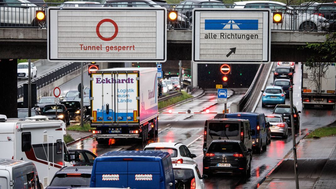 Nachdem ein Kleintransporter in der Nacht zu Donnerstag (18. April) im Luise-Kiesselbach-Tunnel in München in Brand geraten war, kam es zu massiven Staus. Auch die Zufahrt zum Heckenstallertunnel auf dem Mittleren Ring wurde gesperrt.