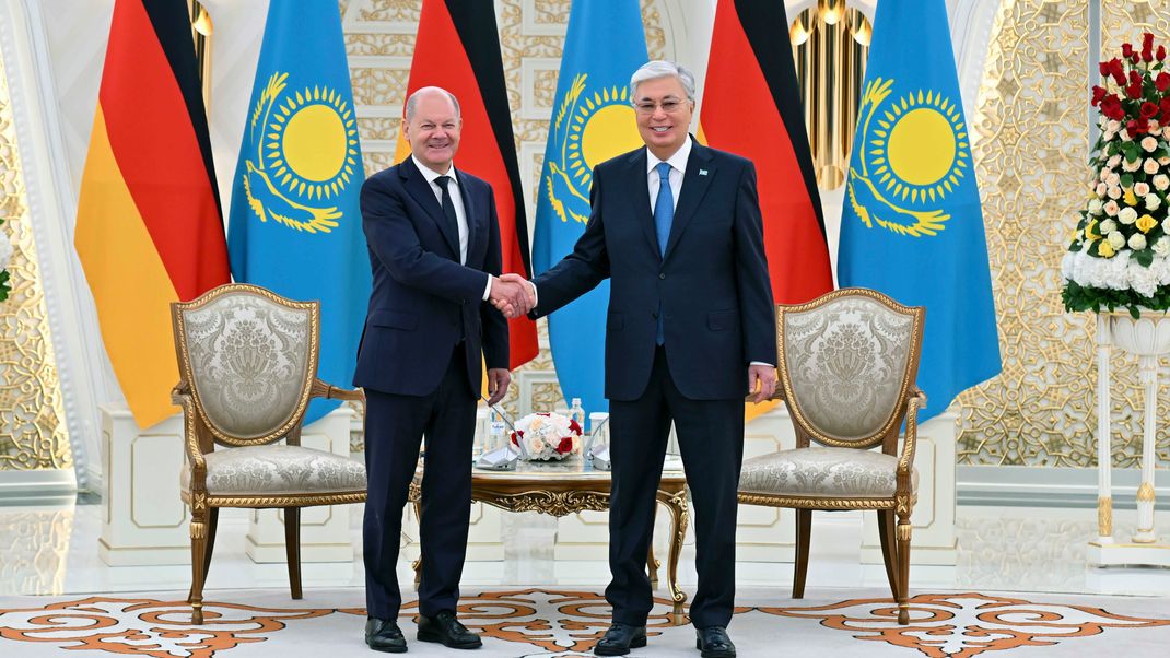 Bundeskanzler Olaf Scholz (l.) und&nbsp;Präsident von Kasachstan Kassym-Schomart Tokajew (r.)&nbsp;&nbsp;in Kasachstan