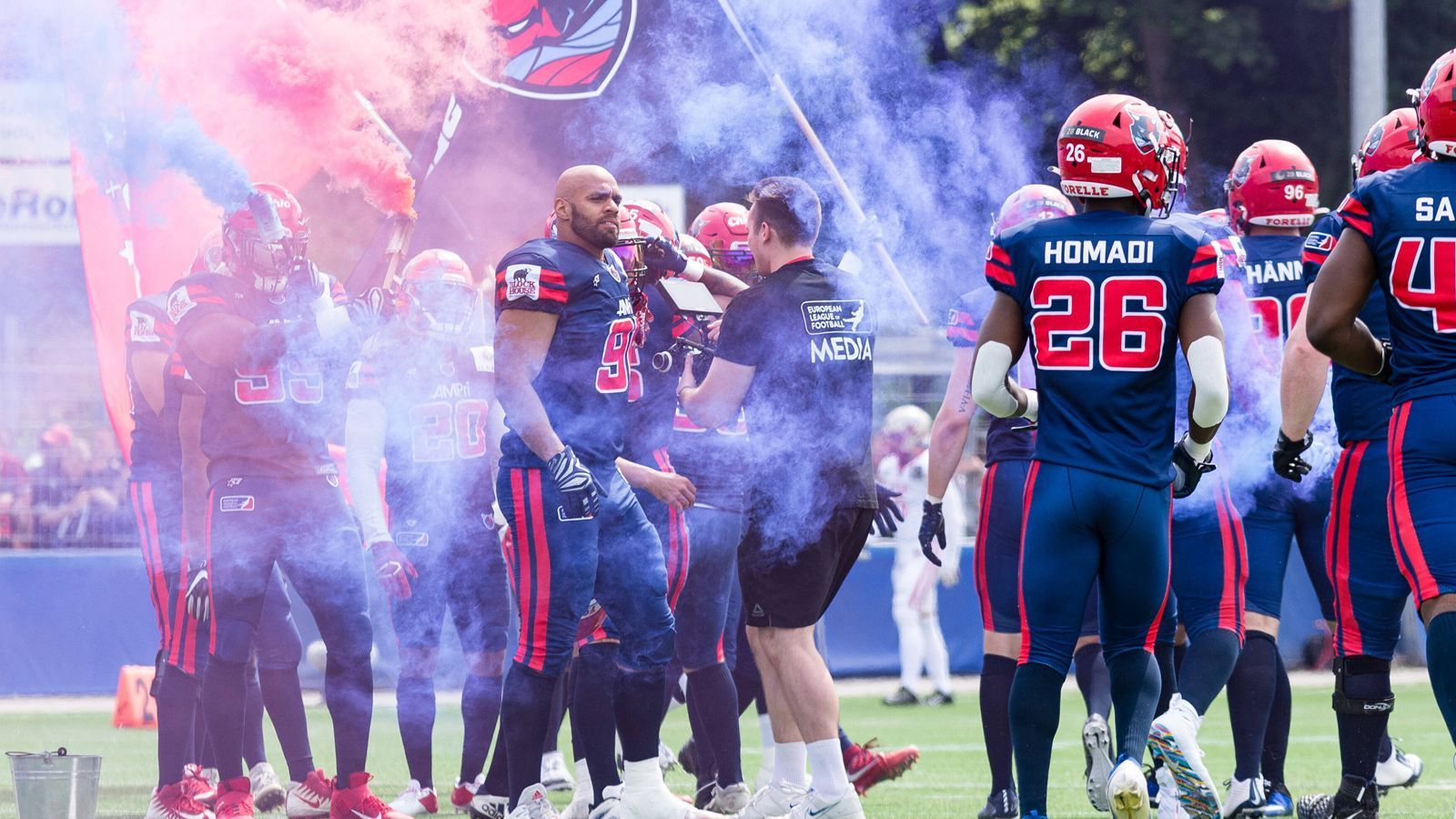 
                <strong>Wie stark sind die Hamburg Sea Devils?</strong><br>
                Der Auftakt war eine Ansage! Mit 43:18 fegten die Sea Devils über die Thunder hinweg – und legten damit einen famosen Start hin, angeführt von Ex-NFL-Mann Kasim Edebali. Das Ziel: Gegen die Barcelona Dragons, die ebenfalls mit einem deutlichen Sieg (38:9 bei den Stuttgart Surge) gestartet sind, die gute Form bestätigen. Ist wieder der tiefe Run bis zum Championship Game möglich? Gegen die Dragons (Sonntag ab 14:45 Uhr live auf ProSieben MAXX und ran.de) kommt es auch zu einem Wiedersehen, Jean Constant erinnert sich gerne an sein ehemaliges Team. "Ich freue mich auf das Wiedersehen mit beispielsweise Zach Edwards und Patrick Wennin. Dennoch behandle ich das Spiel wie jedes andere. Sobald das Spiel losgeht, bin ich in meinem Tunnel", sagt der haitianische Receiver vor dem Top-Spiel vor heimischer Kulisse mit Blick auf Dragons-Quarterback Edwards und Assistant Head Coach Wennin.
              