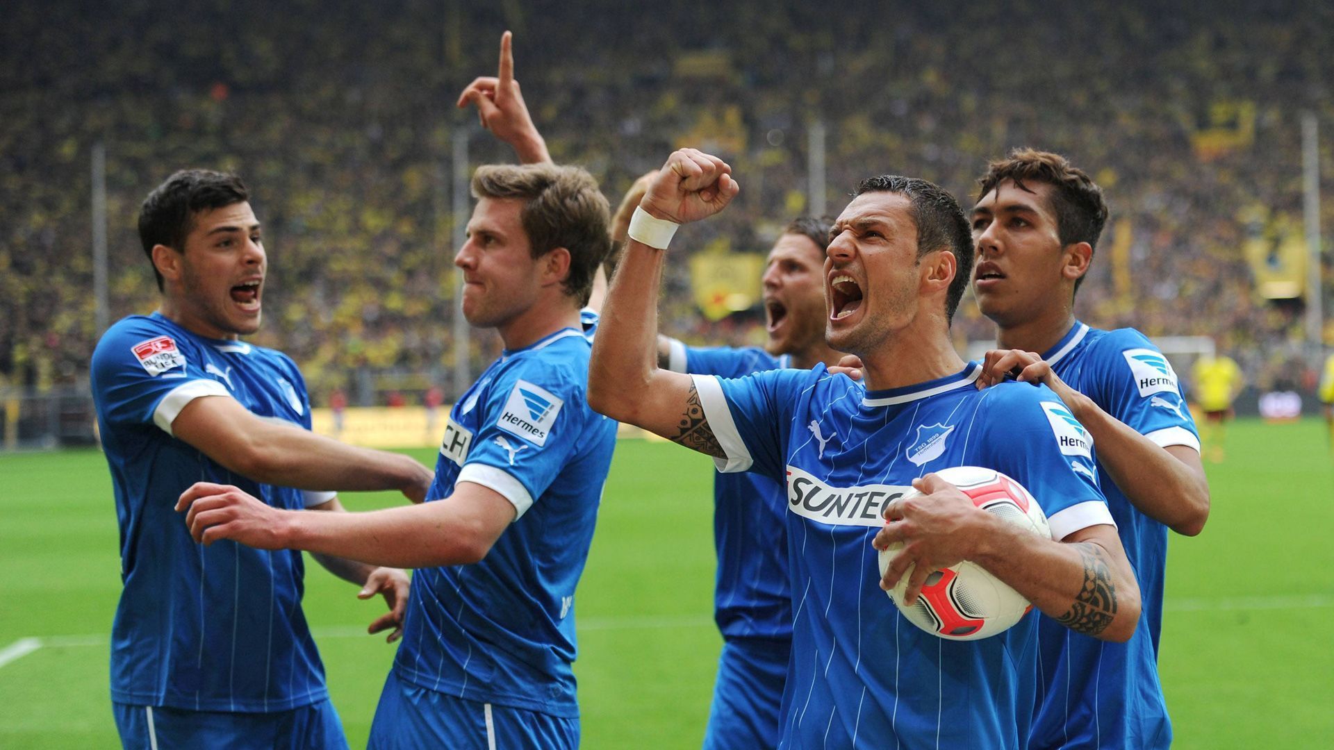 
                <strong>Saison 2012/13 (TSG 1899 Hoffenheim)</strong><br>
                Die TSG 1899 Hoffenheim lag nach dem 33. Spieltag mit 28 Punkten auf dem 17. Platz, zwei Zähler vom Relegationsrang 16 entfernt, den der FC Augsburg belegte. Am 34. Spieltag siegten die Kraichgauer durch zwei späte Elfmeter völlig überraschend beim Tabellen-Zweiten Borussia Dortmund mit 2:1 und erreichten mit 31 Zählern doch noch die Relegation. Weil Augsburg 3:1 gegen Fürth gewann und Düsseldorf 0:3 in Hannover verlor, ging es für die Fortuna mit 30 Punkten direkt in Liga zwei, während die Fuggerstädter den Klassenerhalt schafften. Hoffenheim vermied nach zwei Siegen (3:1, 2:1) in der Relegation gegen den 1. FC Kaiserslautern den Abstieg ins Unterhaus.
              