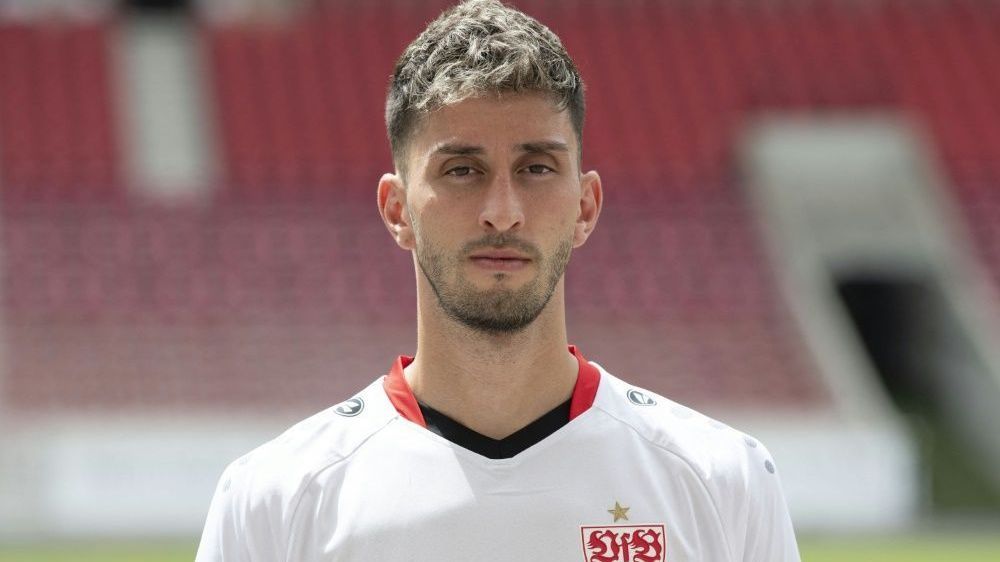 <strong>VfB Stuttgart: Atakan Karazor</strong><br>Der VfB hat einen neuen Kapitän. Trainer Sebastian Hoeneß ernannte Atakan Karazor zum Mannschaftskapitän und damit zum Nachfolger von Waldemar Anton. "Ata" kam 2019 zum VfB und ist einer der dienstältesten Spieler im Kader.