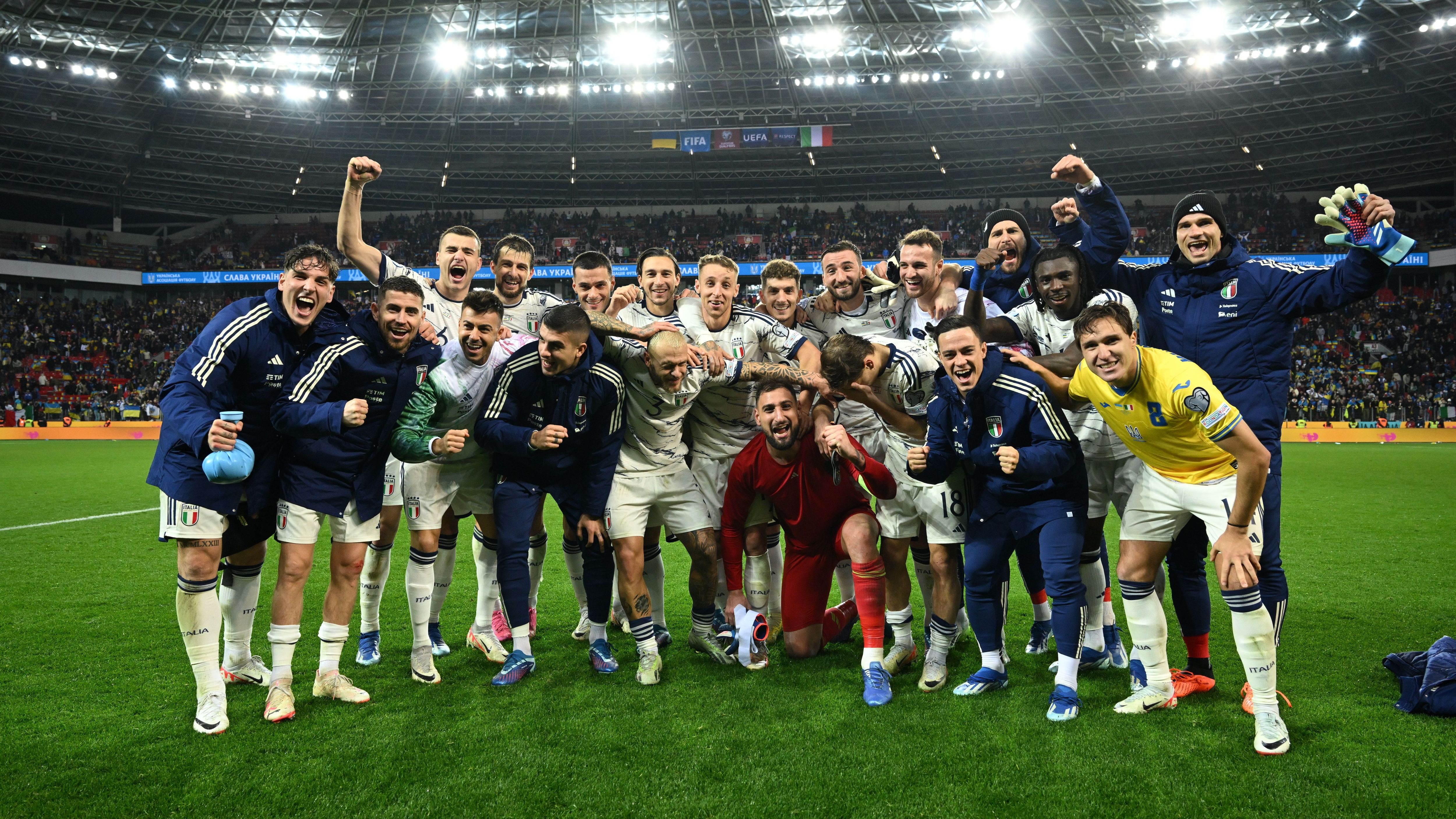 <strong>Italien</strong><br>Der Titelverteidiger macht es besonders spannend in der EM-Qualifikation. Durch ein torloses Remis am abschließende Spieltag gegen die Ukraine blieben die Italiener mit 14 Punkten gerade so vor dem direkten Gegner auf Platz 2 in der Tabelle und haben somit das Ticket für die Endrunde in der Tasche.