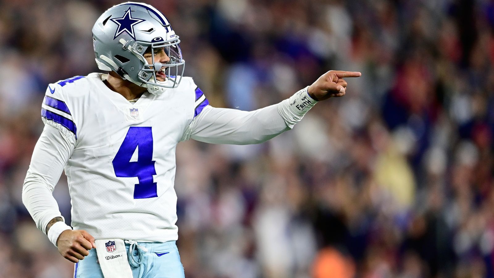 
                <strong>Platz 5: Dak Prescott (Dallas Cowboys)</strong><br>
                Die Niederlage gegen die Broncos kann schnell abgehakt werden, die Cowboys erlebten einfach einen rabenschwarzen Tag. Ansonsten beeindruckt Dallas in dieser Saison, was zum Großteil am extrem konstanten Dak Prescott liegt. Der ehemalige Viertrunden-Pick glänzt als klassischer Pocket-Passer und kann dank seiner Mobilität nahezu jeden Spielzug verlängern, um auch unter Druck positive Plays aufzulegen. Der Cowboys-Star komplettiert dabei knapp 70 Prozent seiner Pässe und überragt gegen den Blitz - 13 Touchdowns stehen nur vier Interceptions gegenüber.
              