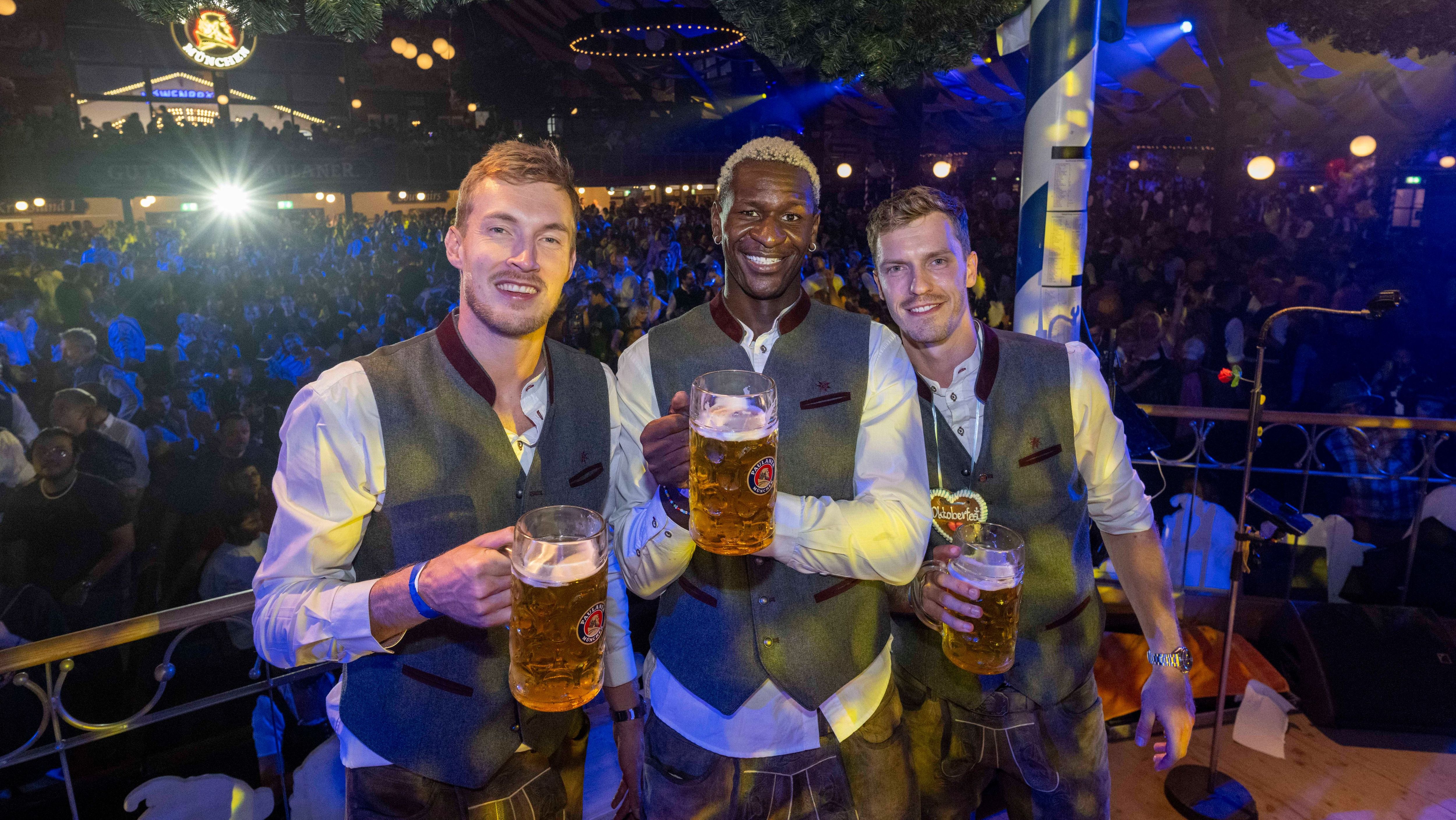 <strong>Niels Giffey,&nbsp;Isaac Bonga und Andi Obst</strong><br>Besonders die frisch gebackenen Weltmeister haben im Paulaner-Festzelt Grund zur Freude.