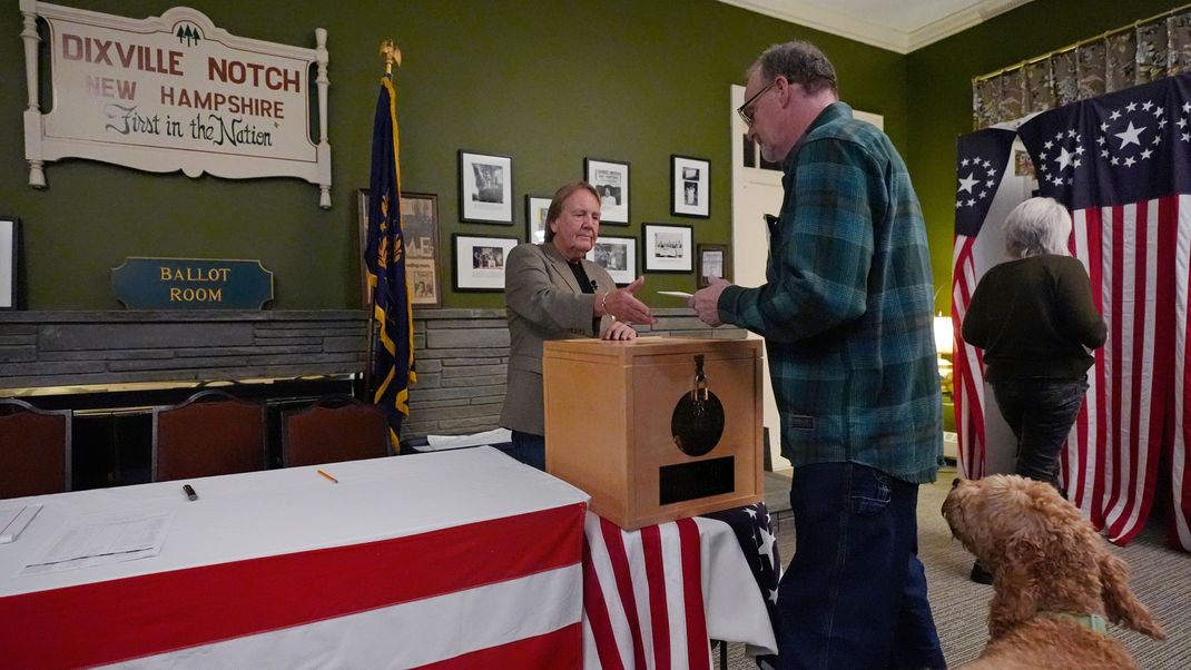 Wähler geben ihre Stimmzettel während der Mitternachtswahl am Wahltag, (5. November) in Dixville Notch, New Hampshire, ab.