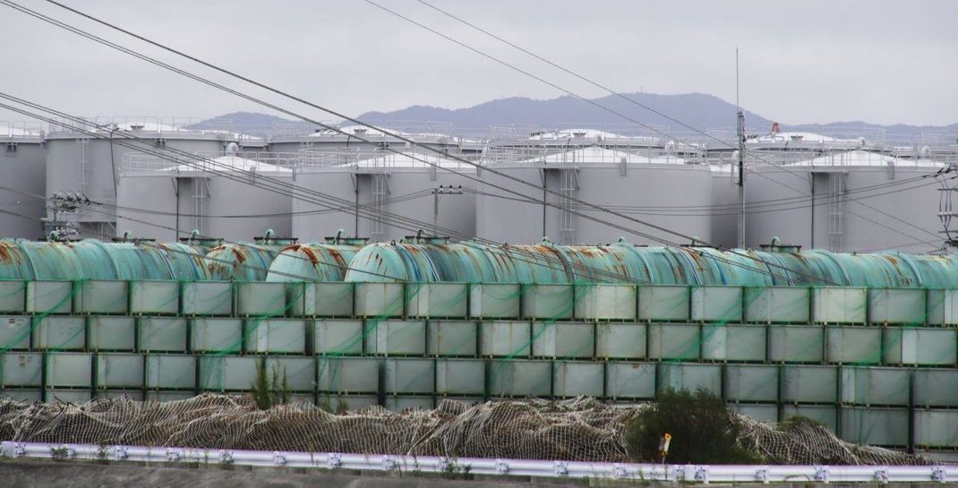 In den über 1.000 Tanks lagert kontaminiertes Kühlwasser, aber auch Grund- und Regenwasser, das täglich in die Anlage sickert.