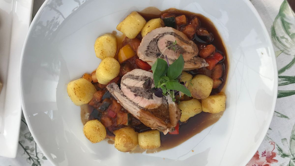 Involtini vom Schwein mit Kalamata-Oliven, Ratatouille und Gnocchi