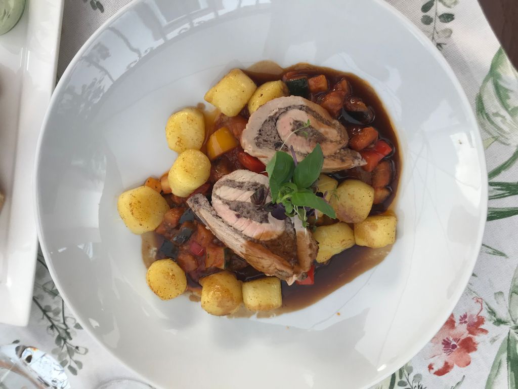 Involtini vom Schwein mit Kalamata-Oliven, Ratatouille und Gnocchi