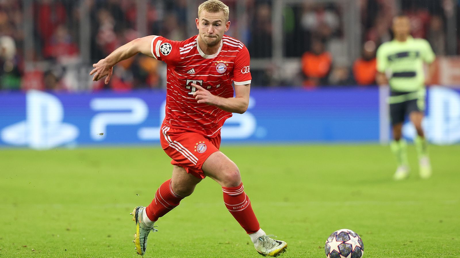 
                <strong>Matthijs de Ligt (FC Bayern München) </strong><br>
                Wieder einmal weitaus sicherer unterwegs als der hektische Upamecano. Verliert allerdings das entscheidende Kopfballduell vor dem Gegentor durch Haaland. Braucht in der Defensive dringend einen Innenverteidiger-Partner, der seinem Niveau entspricht. ran-Note: 3
              