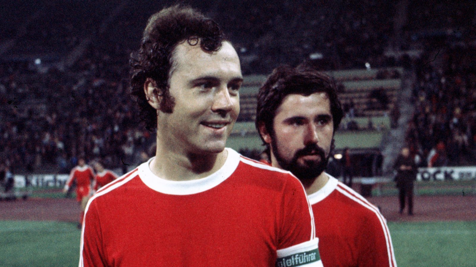 <strong>Franz Beckenbauer</strong><br>Von Juli 1964 bis Juli 1977 beim FC Bayern München<br>584&nbsp;Pflichtspiele (75 Tore)<br>Titel: drei Mal Europapokal-Sieger der Landesmeister, ein Mal Europapokal-Sieger der Pokalsieger, vier Mal deutscher Meister, vier Mal DFB-Pokalsieger