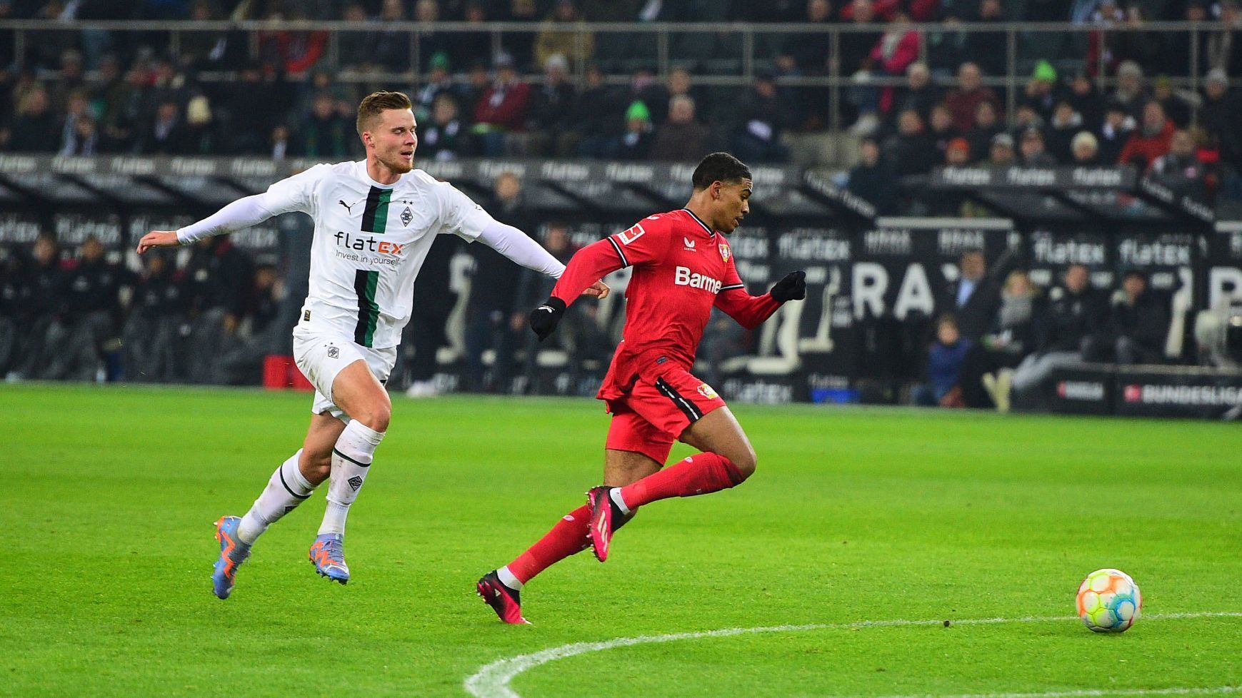 
                <strong>Verlierer: Nico Elvedi (Borussia Mönchengladbach)</strong><br>
                Dass der neue Gladbacher Keeper Jonas Omlin keinen erfolgreichen Einstand feiern kann, liegt auch am Schweizer Innenverteidiger. Erst verliert das Laufduell gegen Leverkusens Amine Adli und begünstigt damit das frühe 0:2. Dann vergibt er kurz nach der Pause die Riesenchance zum Anschuss. Gladbach verkürzt am Ende zwar noch auf 2:3. Zum Ausgleich reicht es aber nicht mehr.
              