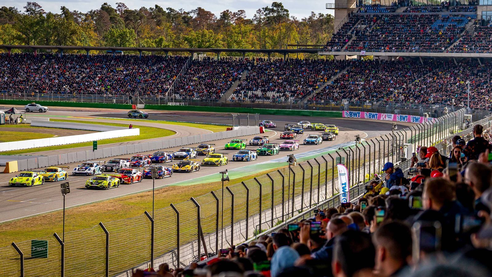 <strong>Gewinner: Fans</strong><br>88.000 Fans besuchten am Wochenende das DTM-Finale in Hockenheim. Während die ständige Angst mitfährt, dass der deutsche Motorsport vor dem Abgrund steht, scheint der Fan-Support in der DTM eher zu wachsen.