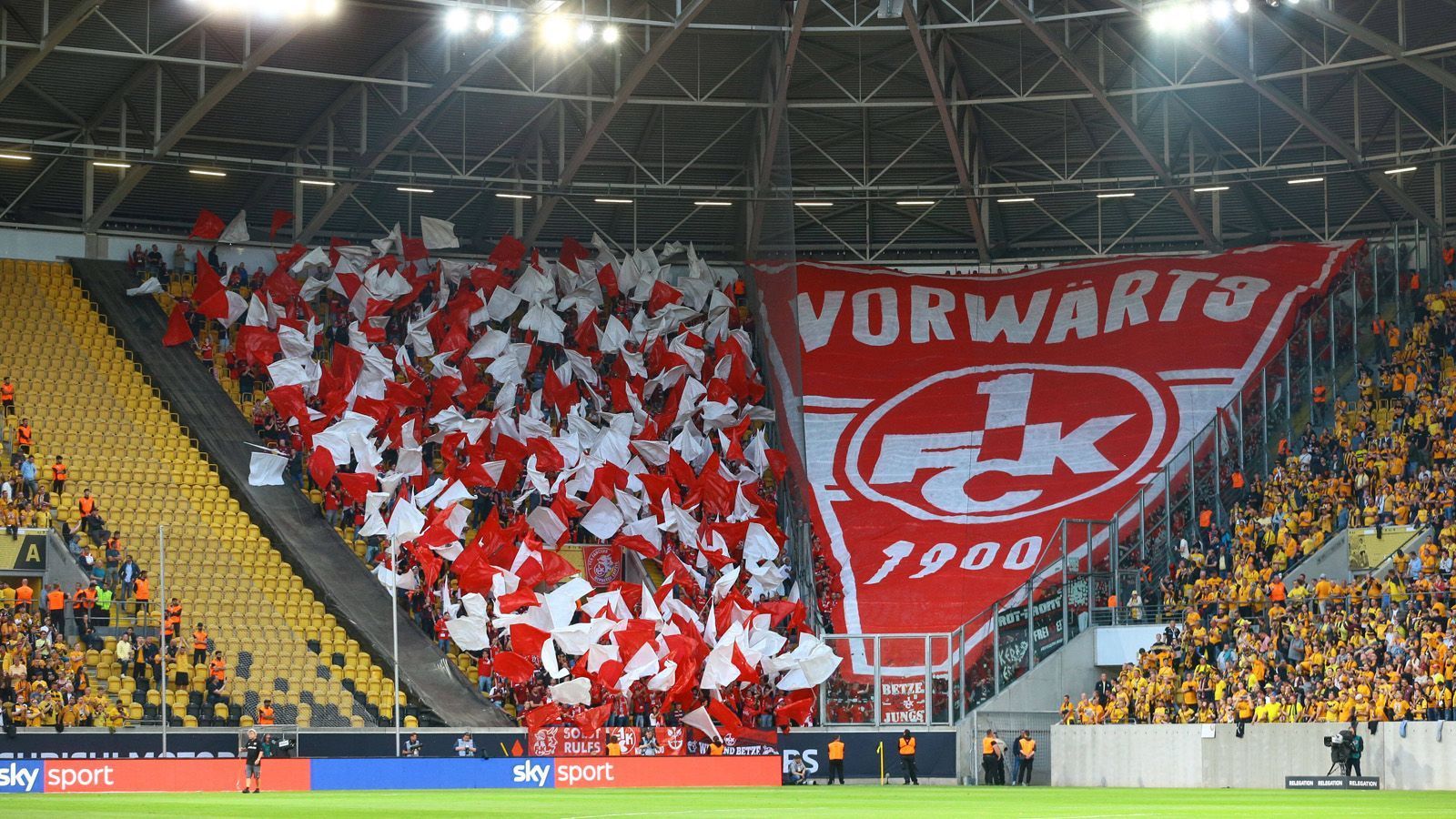
                <strong>Lautern bringt eigene kleine Choreo mit</strong><br>
                Auch die Fans des 1. FC Kaiserslautern lieferten volle Unterstützung für ihre "Roten Teufel" aus dem Gästeblock.
              