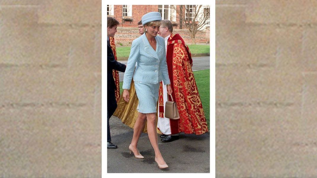 Designerin Lana Marks hatte eine ganz persönliche Freundschaft mit Lady Di – entsprechend widmete sie der Prinzessin ein sehr elegantes Modell aus der ihrer Kollektion.