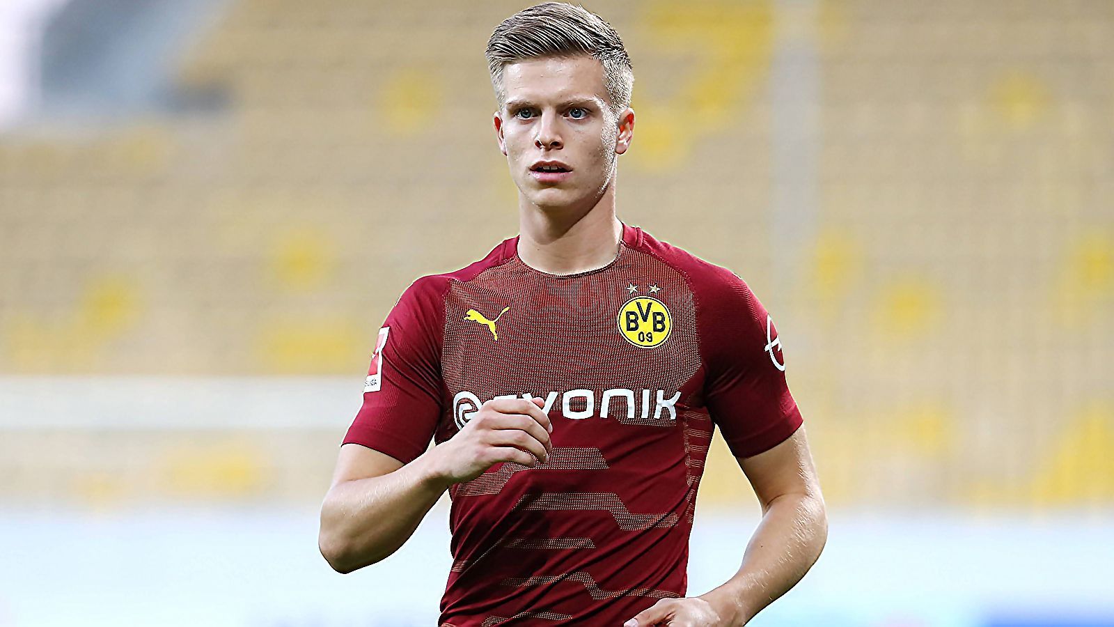 
                <strong>Dzenis Burnic (Borussia Dortmund)</strong><br>
                Neben Toljan gehörte Dzenis Burnic bislang auch nur bei den BVB-Amateuren zum Aufgebot (elf Einsätze in der Regionalliga West), weil er bei den Profis keine Perspektive hat. Dabei schien der Weg des 20-jährigen Deutsch-Bosniers in der Vorsaison nach oben zu zeigen. Als Leihspieler kam er beim VfB Stuttgart immerhin zu sechs Bundesliga-Einsätzen und durfte auch zwei Mal im DFB-Pokal für die Schwaben ran. Nach seiner Rückkehr in den Pott konnte er unter Lucien Favre bislang aber nicht den nächsten Schritt machen. Sein Vertrag läuft noch bis 2019.
              