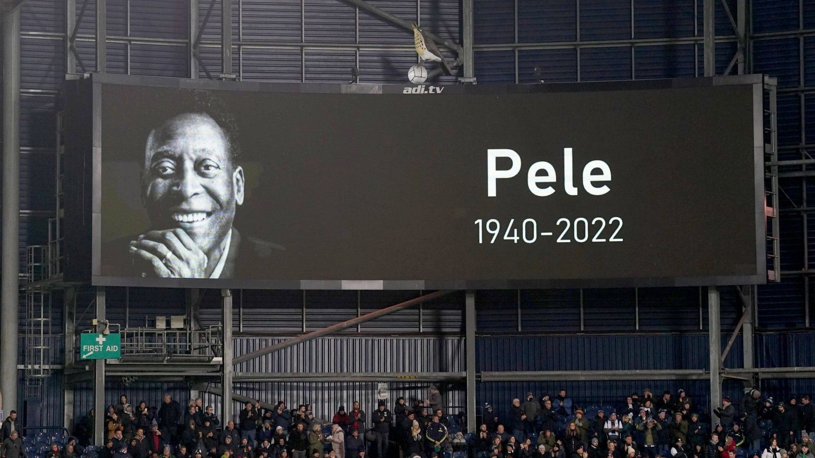 
                <strong>Die besten Sprüche von und über Pele</strong><br>
                Pele (2003) im Interview mit "The Guardian" über die Unsterblichkeit des Fußballs und die menschliche Sterblichkeit: "Pele stirbt nicht. Pele wird niemals sterben. Pele wird für immer weiterleben. Aber Edson ist ein normaler Mensch, der eines Tages sterben wird, und die Leute vergessen das."
              